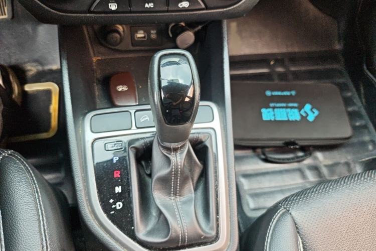 Used Hyundai ix25 2015 1.6L Automatic Two-Wheel Drive Smart GLS Trim Gear Lever