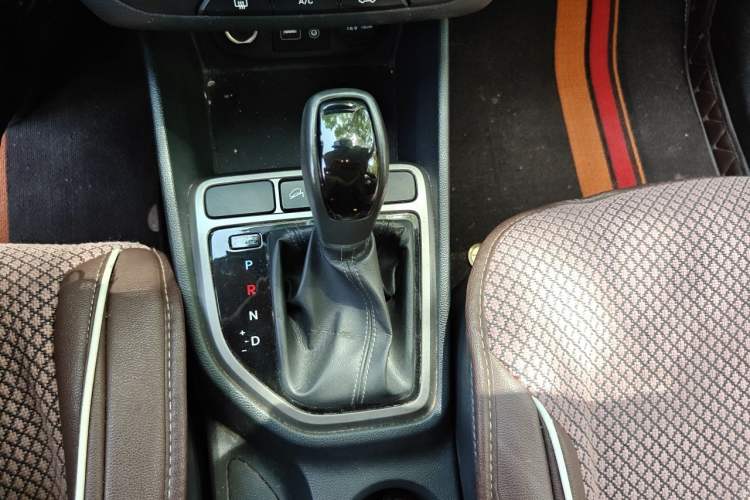 Used Hyundai ix25 2015 1.6L Automatic Two-Wheel Drive Smart GLS Trim Gear Lever