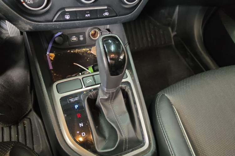 Used Hyundai ix25 2015 1.6L Automatic Two-Wheel Drive Smart GLS Trim Gear Lever