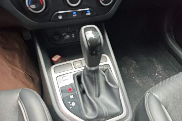 Used Hyundai ix25 2015 1.6L Automatic Two-Wheel Drive Smart GLS Trim Gear Lever