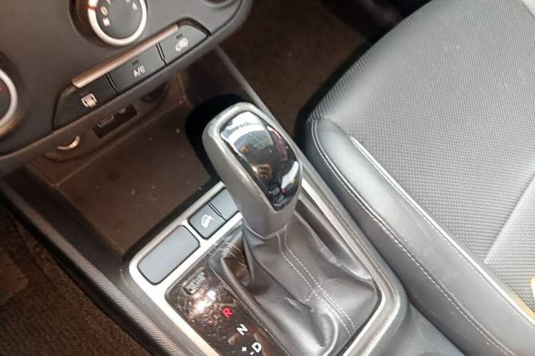 Used Hyundai ix25 2015 1.6L Automatic Two-Wheel Drive Smart GLS Trim Gear Lever
