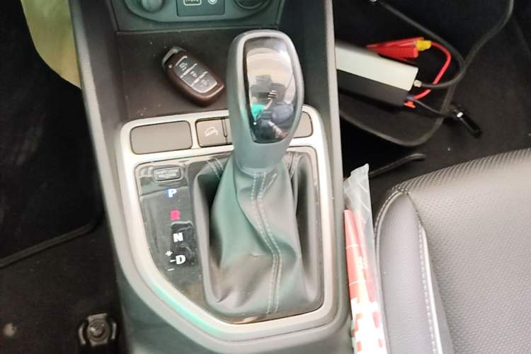 Used Hyundai ix25 2015 1.6L Automatic Two-Wheel Drive Smart GLS Trim Gear Lever