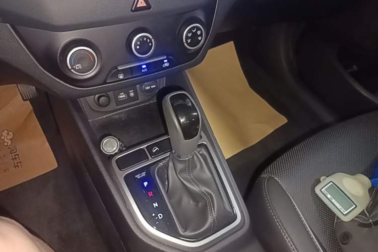Used Hyundai ix25 2015 1.6L Automatic Two-Wheel Drive Smart GLS Trim Gear Lever