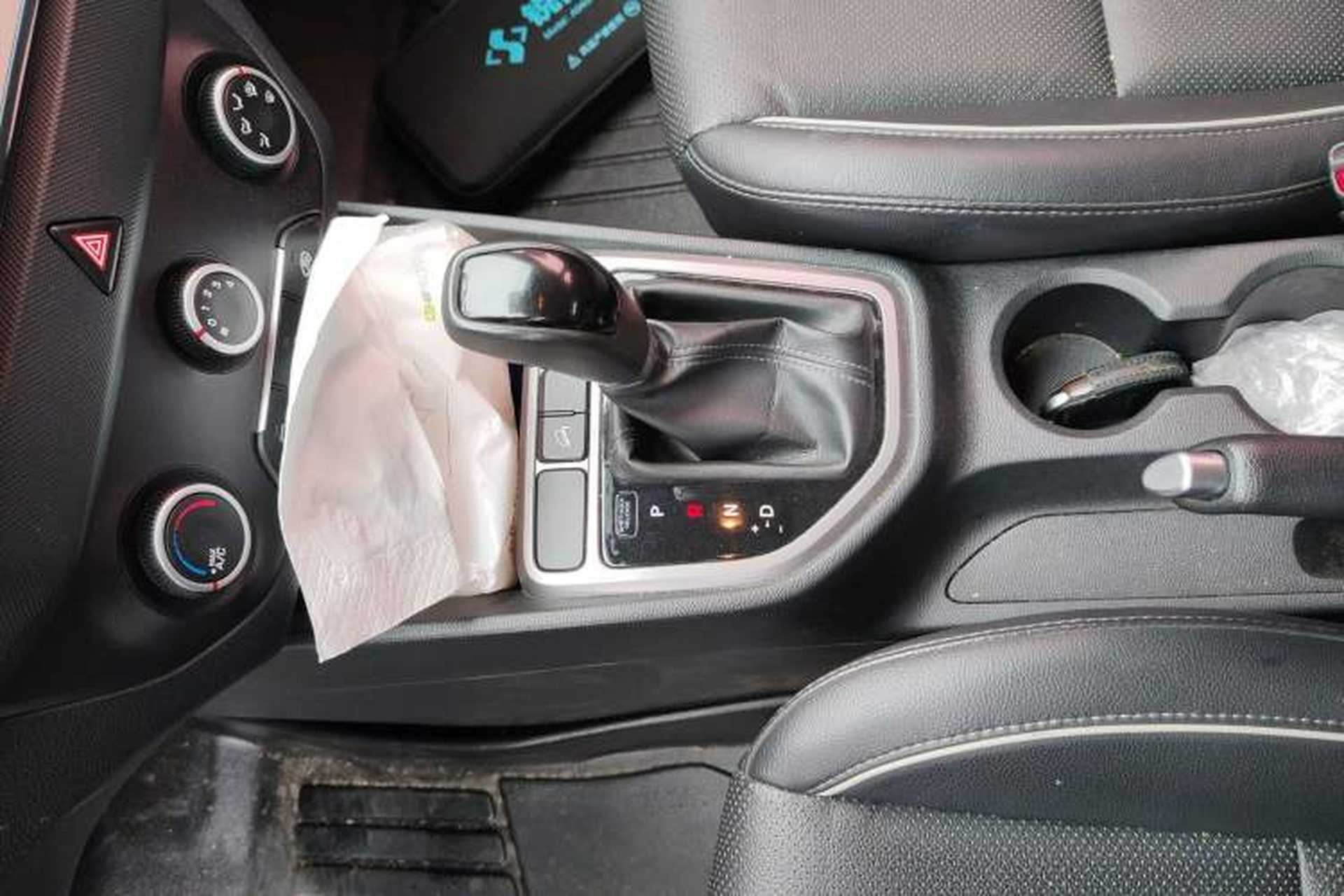 Used Hyundai ix25 2015 1.6L Automatic Two-Wheel Drive Smart GLS Trim Gear Lever