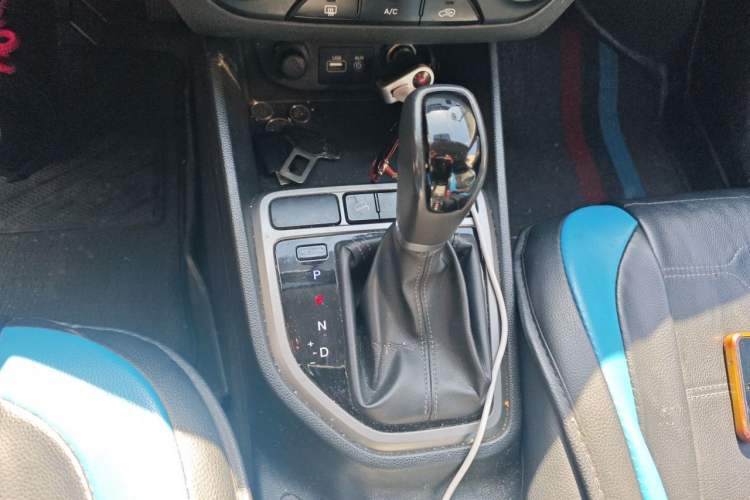 Used Hyundai ix25 2015 1.6L Automatic Two-Wheel Drive Smart GLS Trim Gear Lever