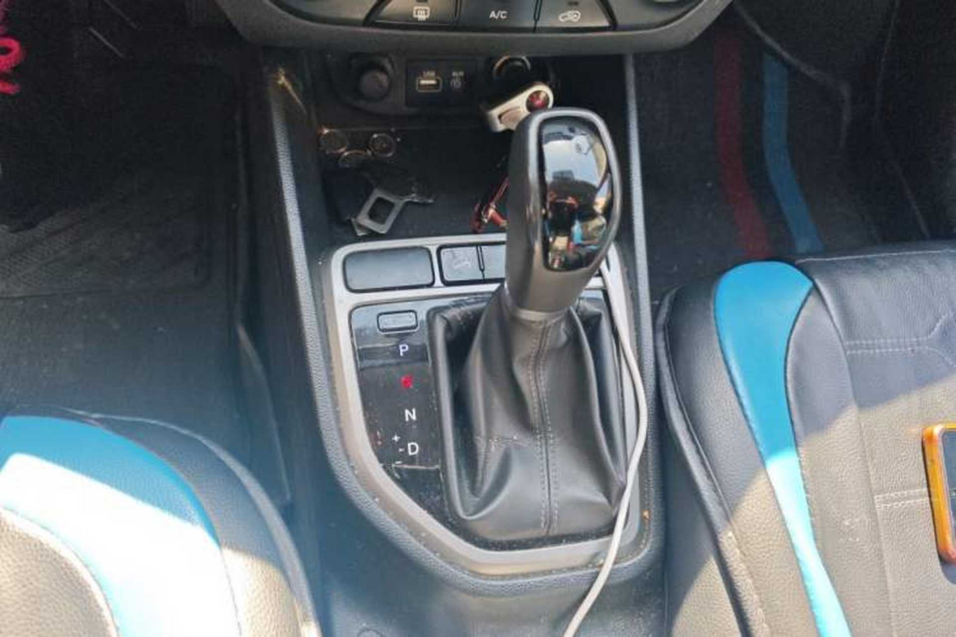 Used Hyundai ix25 2015 1.6L Automatic Two-Wheel Drive Smart GLS Trim Gear Lever