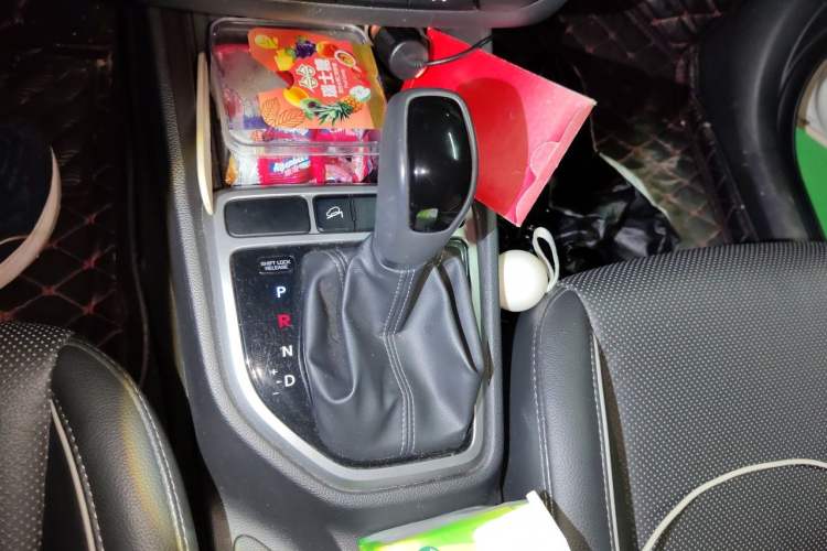 Used Hyundai ix25 2015 1.6L Automatic Two-Wheel Drive Smart GLS Trim Gear Lever