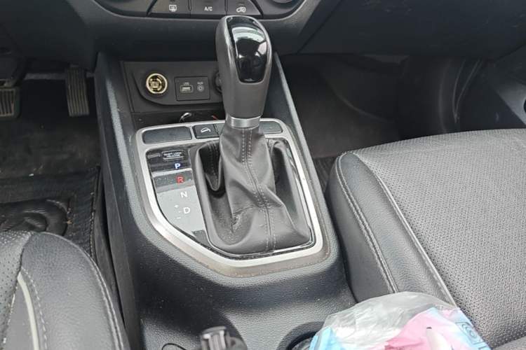 Used Hyundai ix25 2015 1.6L Automatic Two-Wheel Drive Smart GLS Trim Gear Lever