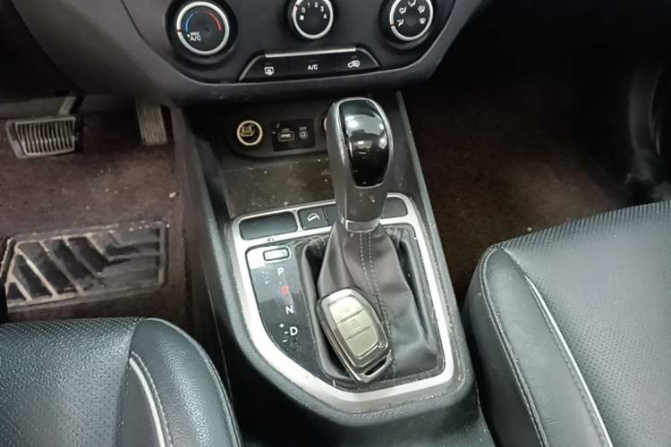 Used Hyundai ix25 2015 1.6L Automatic Two-Wheel Drive Smart GLS Trim Gear Lever