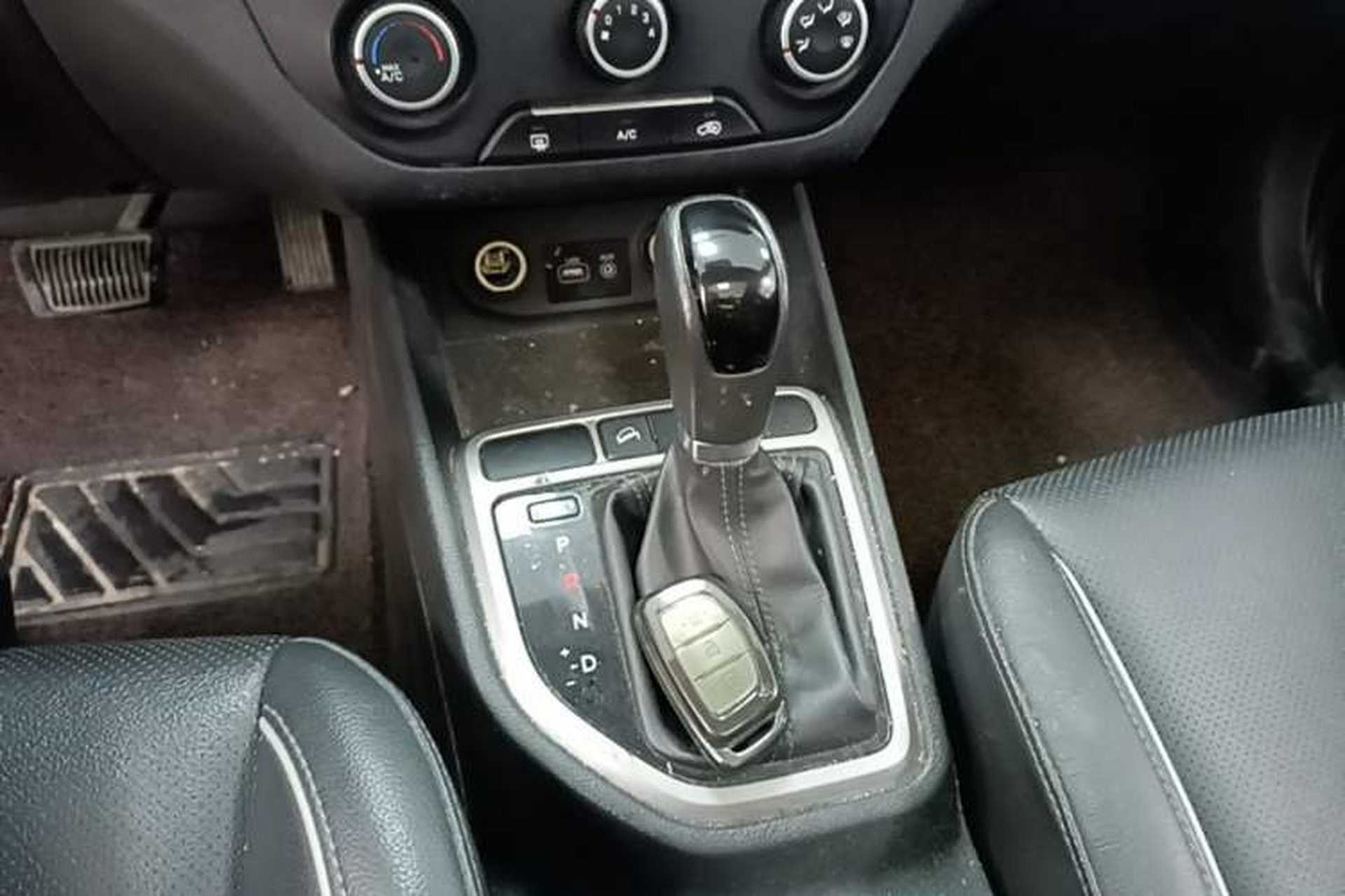 Used Hyundai ix25 2015 1.6L Automatic Two-Wheel Drive Smart GLS Trim Gear Lever