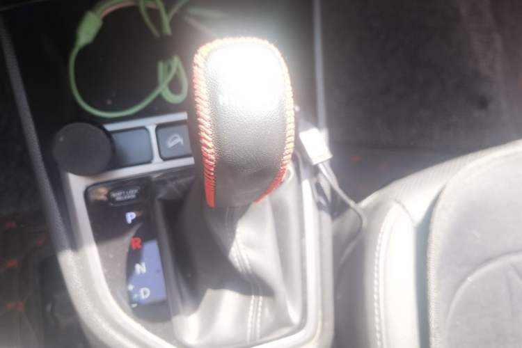 Used Hyundai ix25 2015 1.6L Automatic Two-Wheel Drive Smart GLS Trim Gear Lever