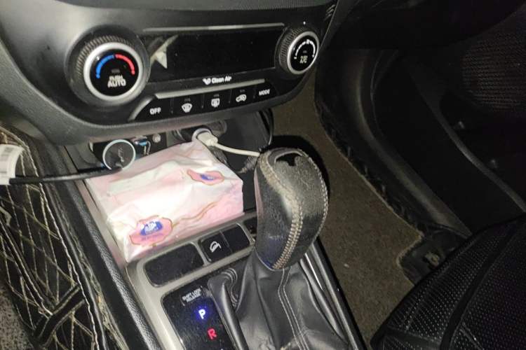 Used Hyundai ix25 2015 1.6L Automatic Two-Wheel-Drive Deluxe DLX Model Gear Lever