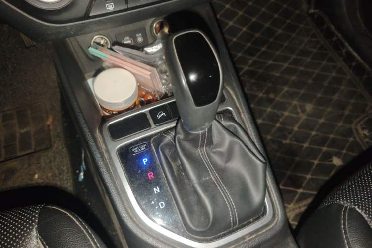 Used Hyundai ix25 2015 1.6L Automatic Two-Wheel Drive Smart GLS Trim Gear Lever