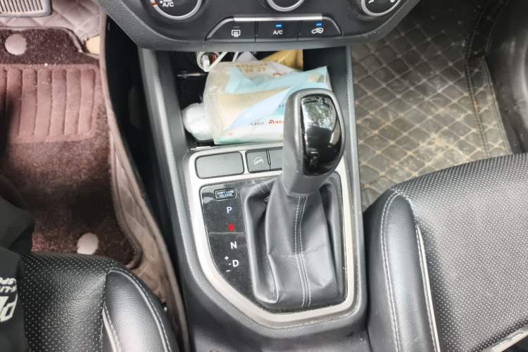 Used Hyundai ix25 2015 1.6L Automatic Two-Wheel Drive Smart GLS Trim Gear Lever