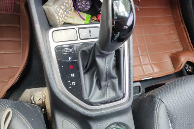 Used Hyundai ix25 2015 1.6L Automatic Two-Wheel-Drive Deluxe DLX Model Gear Lever