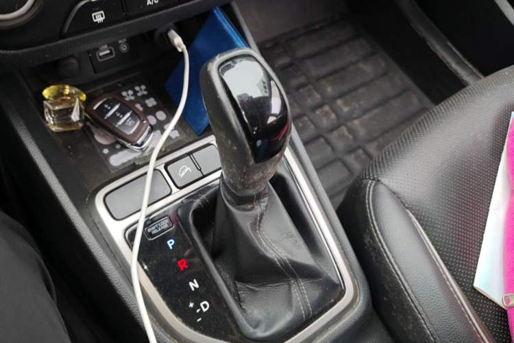 Used Hyundai ix25 2015 1.6L Automatic Two-Wheel Drive Smart GLS Trim Gear Lever