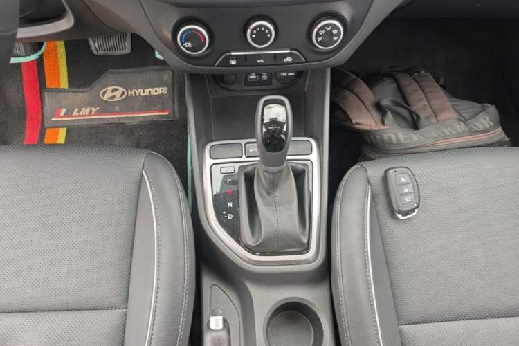 Used Hyundai ix25 2015 1.6L Automatic Two-Wheel Drive Smart GLS Trim Gear Lever