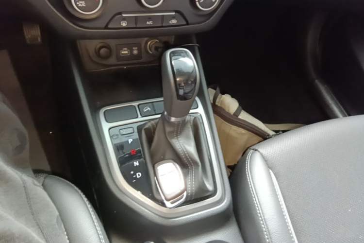 Used Hyundai ix25 2015 1.6L Automatic Two-Wheel Drive Smart GLS Trim Gear Lever