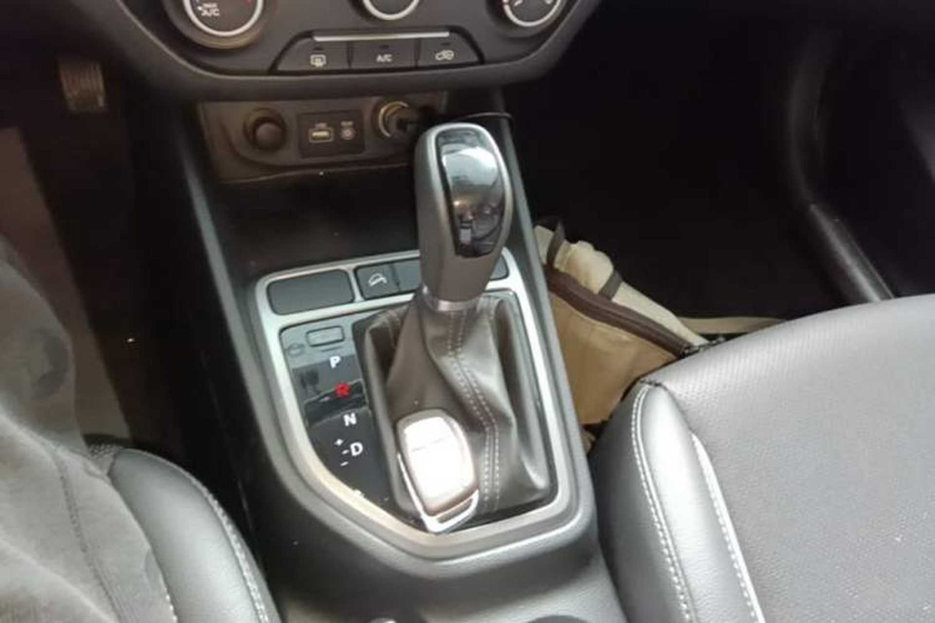 Used Hyundai ix25 2015 1.6L Automatic Two-Wheel Drive Smart GLS Trim Gear Lever