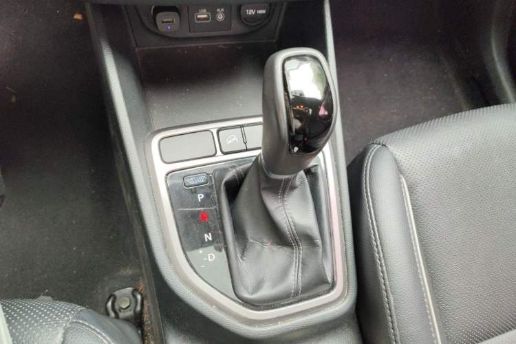 Used Hyundai ix25 2015 1.6L Automatic Two-Wheel Drive Smart GLS Trim Gear Lever