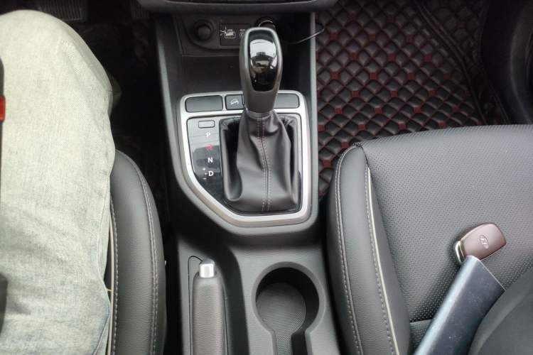 Used Hyundai ix25 2015 1.6L Automatic Two-Wheel Drive Smart GLS Trim Gear Lever