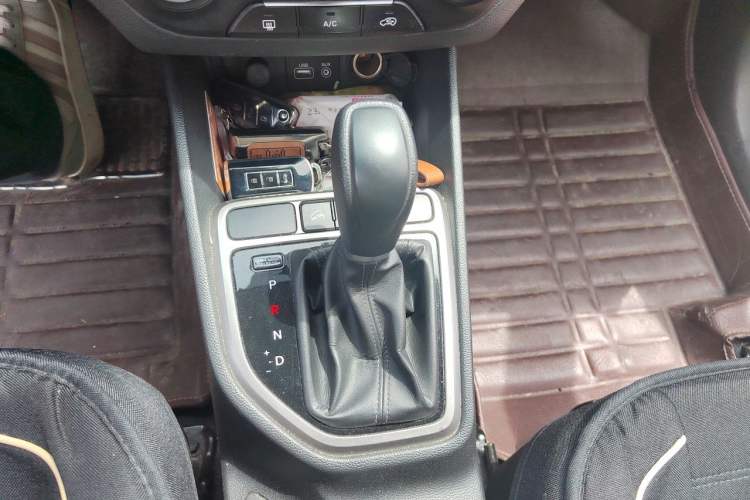 Used Hyundai ix25 2015 1.6L Automatic Two-Wheel Drive Fashionable GS Model Gear Lever
