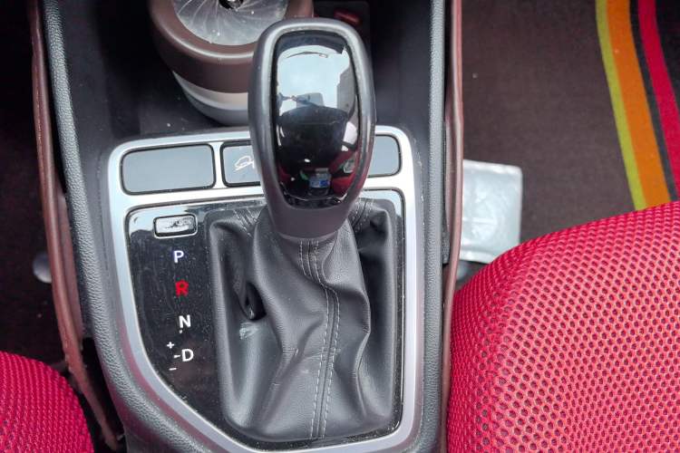 Used Hyundai ix25 2015 1.6L Automatic Two-Wheel Drive Smart GLS Trim Gear Lever