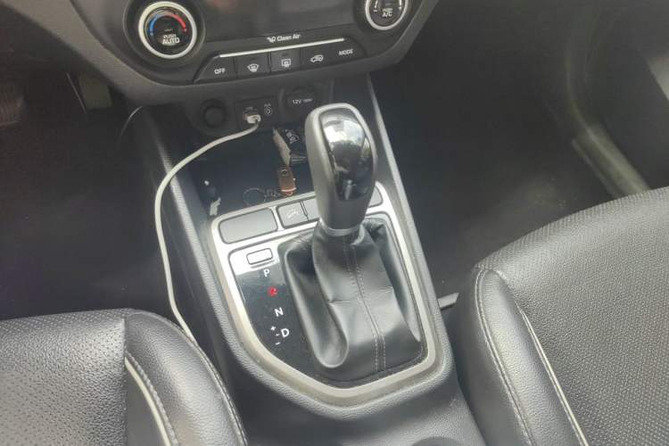 Used Hyundai ix25 2015 1.6L Automatic Two-Wheel-Drive Deluxe DLX Model Gear Lever