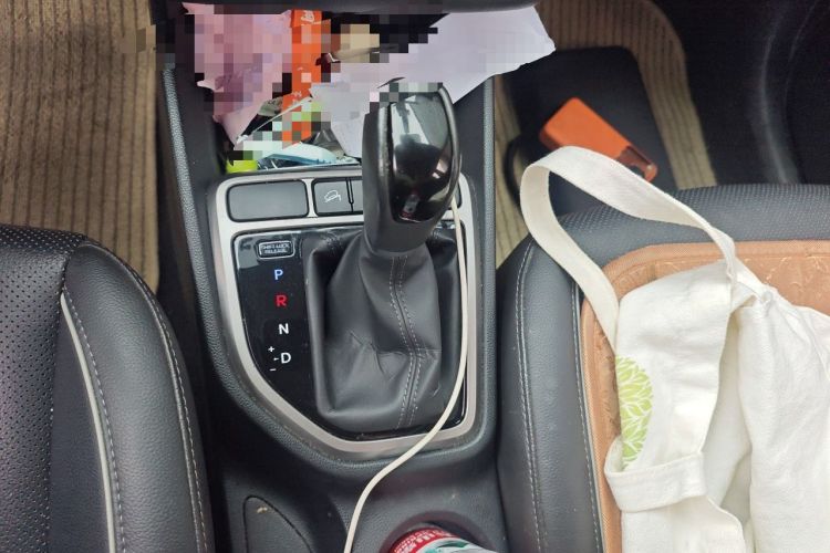 Used Hyundai ix25 2015 1.6L Automatic Two-Wheel Drive Smart GLS Trim Gear Lever