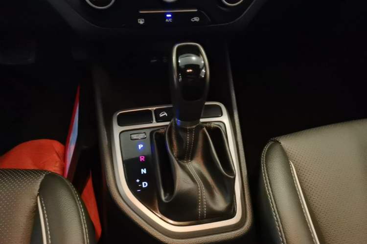 Used Hyundai ix25 2015 1.6L Automatic Two-Wheel Drive Smart GLS Trim Gear Lever