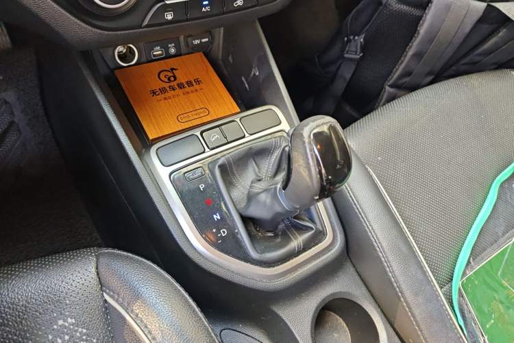 Used Hyundai ix25 2015 1.6L Automatic Two-Wheel Drive Smart GLS Trim Gear Lever