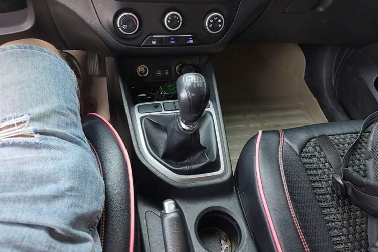 Used Hyundai ix25 2015 1.6L Manual Two-Wheel Drive Fashionable GS Model Gear Lever