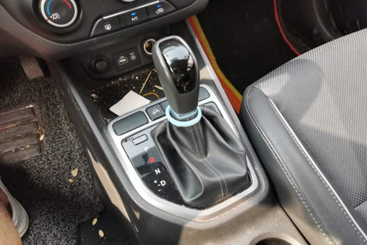 Used Hyundai ix25 2015 1.6L Automatic Two-Wheel Drive Smart GLS Trim Gear Lever