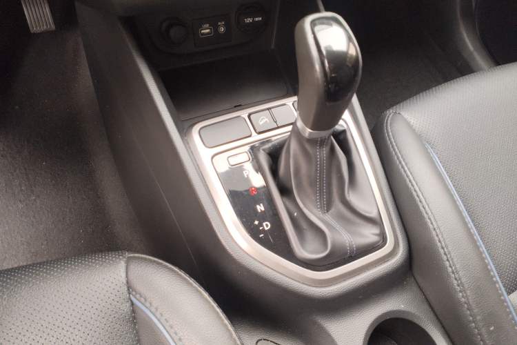 Used Hyundai ix25 2015 1.6L Automatic Two-Wheel Drive Smart GLS Trim Gear Lever