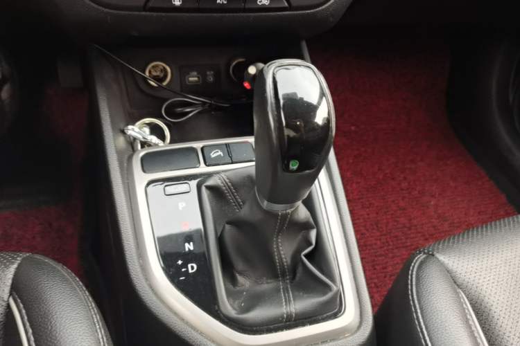 Used Hyundai ix25 2015 1.6L Automatic Two-Wheel Drive Smart GLS Trim Gear Lever