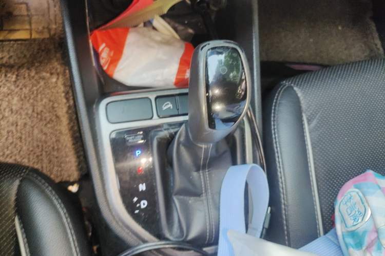 Used Hyundai ix25 2015 1.6L Automatic Two-Wheel-Drive Deluxe DLX Model Gear Lever