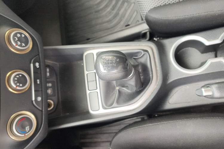 Used Hyundai ix25 2015 1.6L Manual Two-Wheel Drive Fashionable GS Model Gear Lever