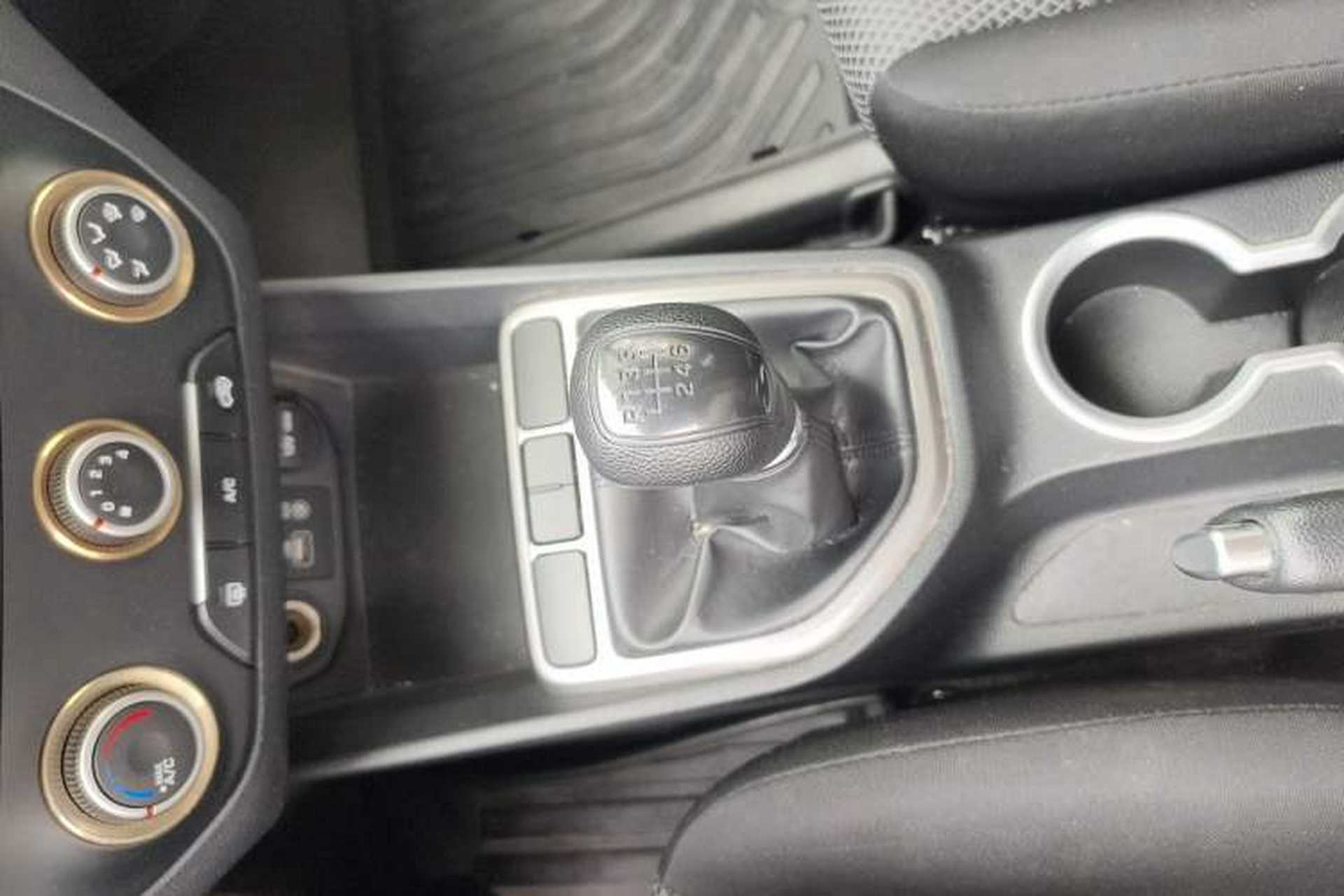 Used Hyundai ix25 2015 1.6L Manual Two-Wheel Drive Fashionable GS Model Gear Lever
