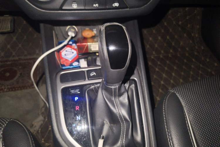 Used Hyundai ix25 2015 1.6L Automatic Two-Wheel Drive Smart GLS Trim Gear Lever