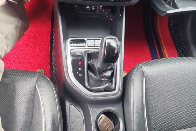 Used Hyundai ix25 2015 1.6L Automatic Two-Wheel Drive Smart GLS Trim Gear Lever