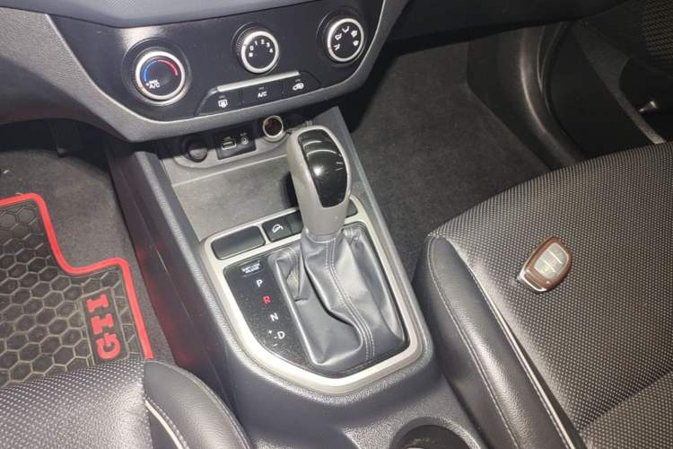 Used Hyundai ix25 2015 1.6L Automatic Two-Wheel Drive Smart GLS Trim Gear Lever