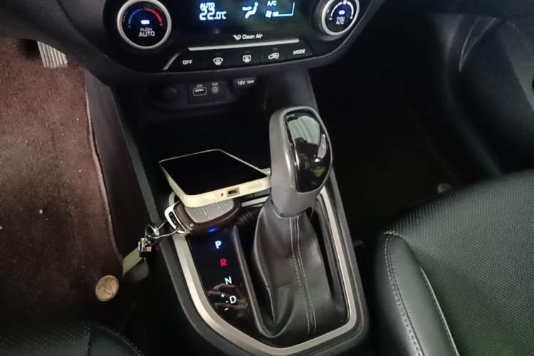 Used Hyundai ix25 2015 1.6L Automatic Two-Wheel-Drive Deluxe DLX Model Gear Lever