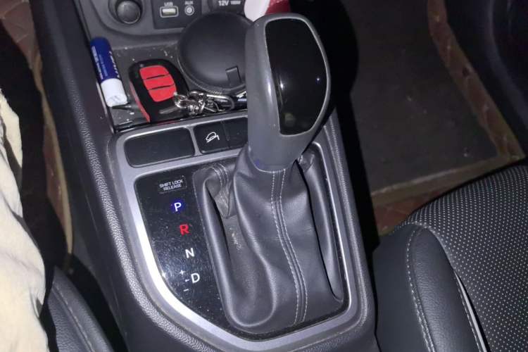 Used Hyundai ix25 2015 1.6L Automatic Two-Wheel Drive Smart GLS Trim Gear Lever