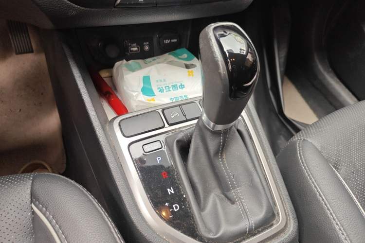 Used Hyundai ix25 2015 1.6L Automatic Two-Wheel Drive Smart GLS Trim Gear Lever
