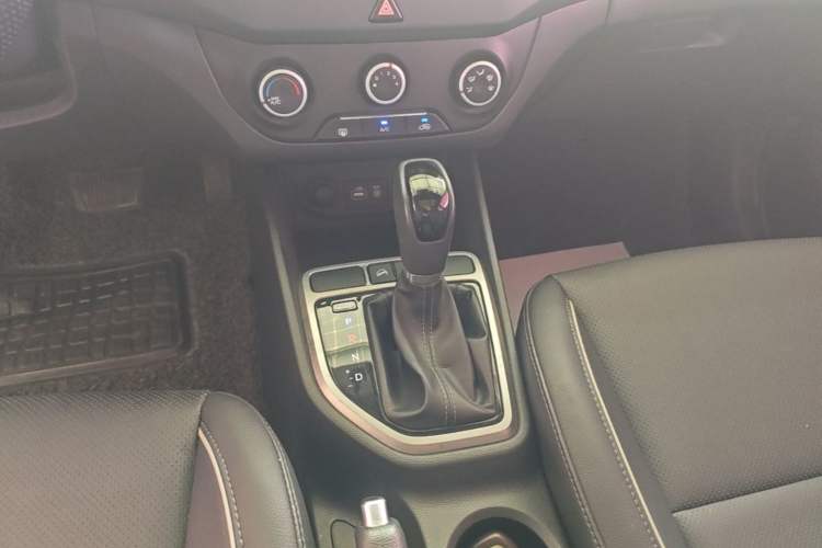 Used Hyundai ix25 2015 1.6L Automatic Two-Wheel Drive Smart GLS Trim Gear Lever