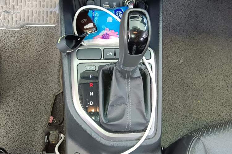 Used Hyundai ix25 2015 1.6L Automatic Two-Wheel Drive Smart GLS Trim Gear Lever