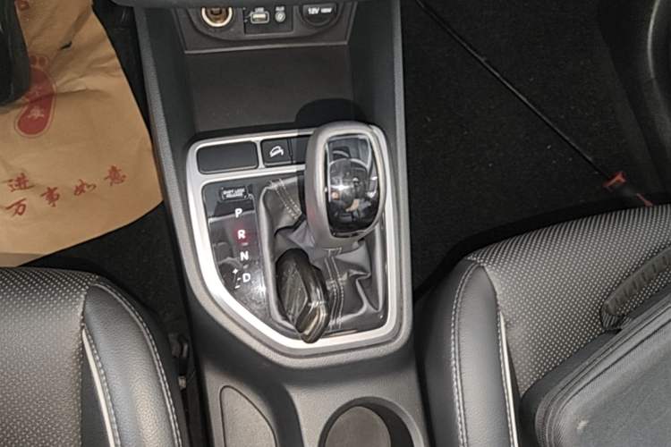 Used Hyundai ix25 2015 1.6L Automatic Two-Wheel Drive Smart GLS Trim Gear Lever