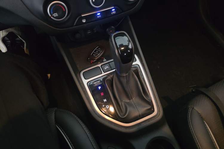 Used Hyundai ix25 2015 1.6L Automatic Two-Wheel Drive Smart GLS Trim Gear Lever