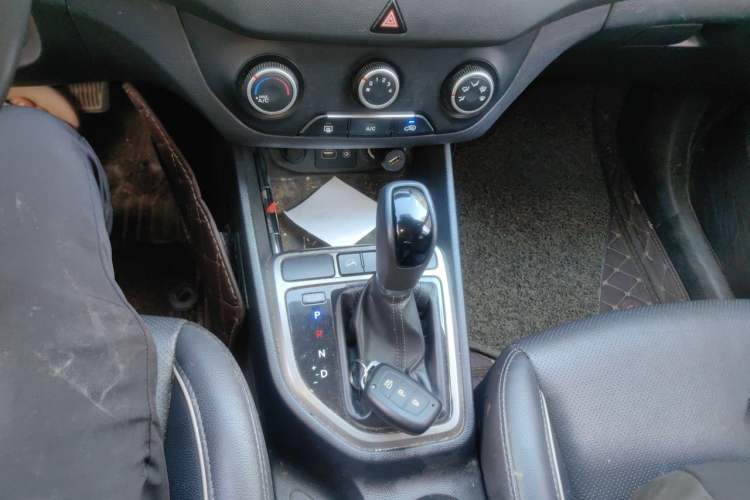 Used Hyundai ix25 2015 1.6L Automatic Two-Wheel Drive Smart GLS Trim Gear Lever