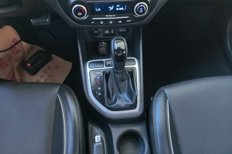 Used Hyundai ix25 2015 1.6L Automatic Two-Wheel-Drive Deluxe DLX Model Gear Lever